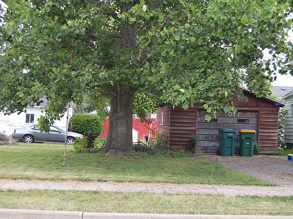 3rd image of 1002 N Everett St