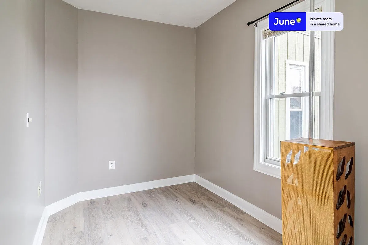 Full bedroom in 5 bed/1 bath home in Somerville #1702 E — Photo 2