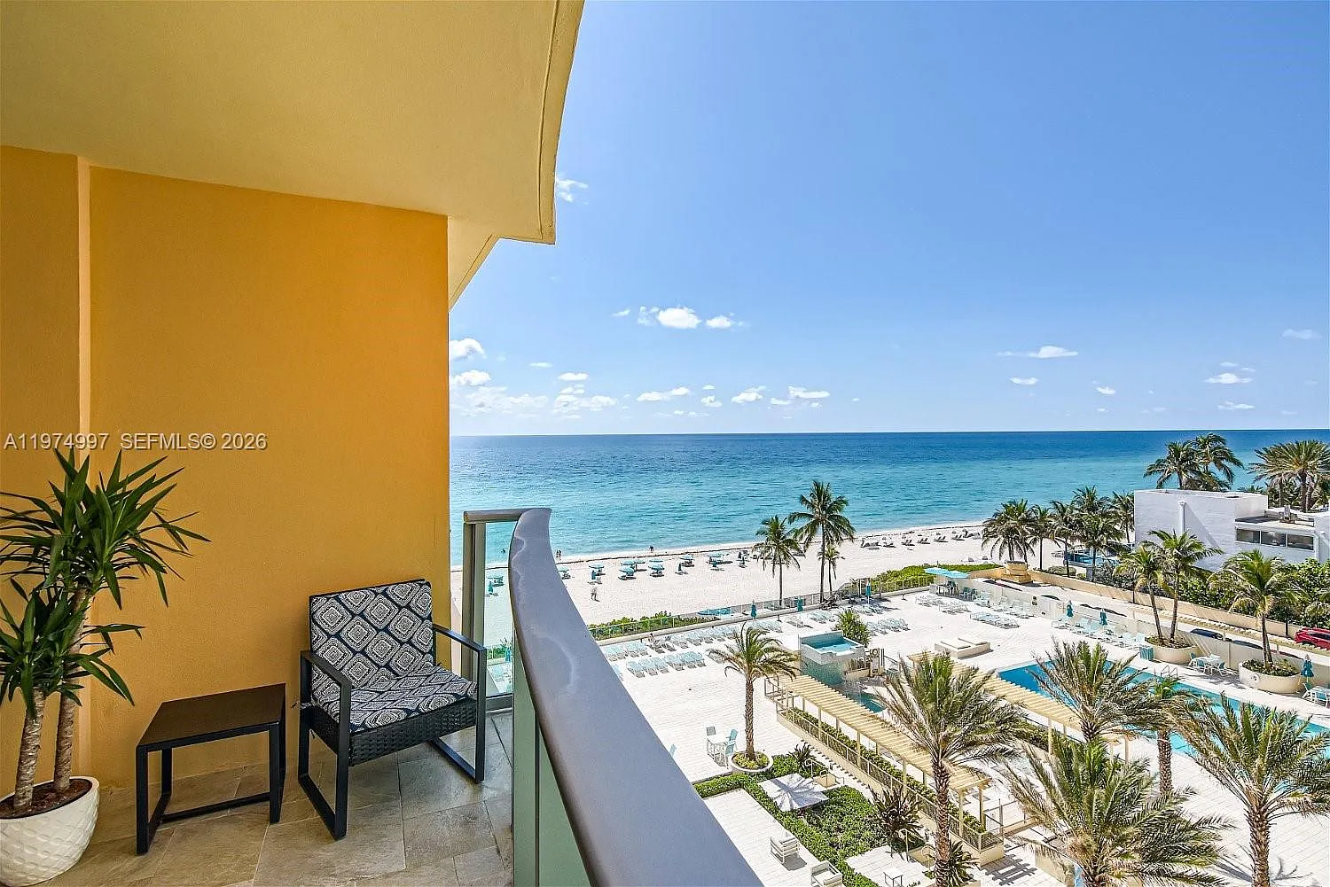 Wave Condo — Photo 1