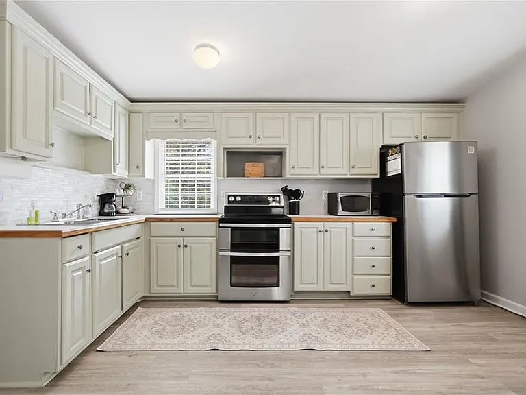1817 Hardman Ln — Photo 8