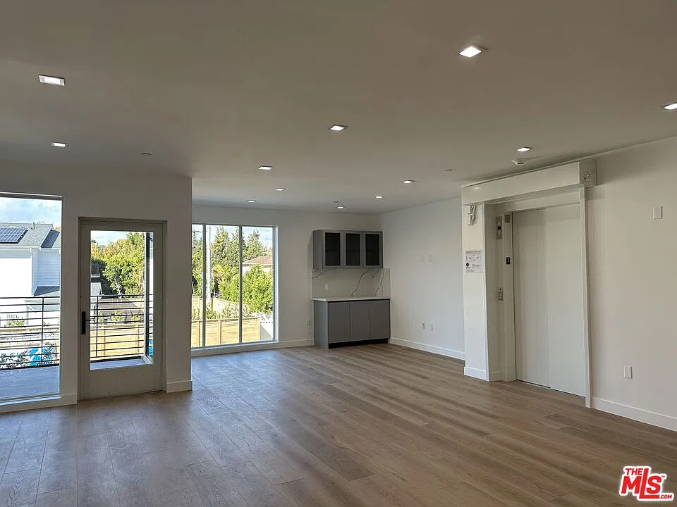3 bed, 2.0 bath, $5,750 — Photo 3