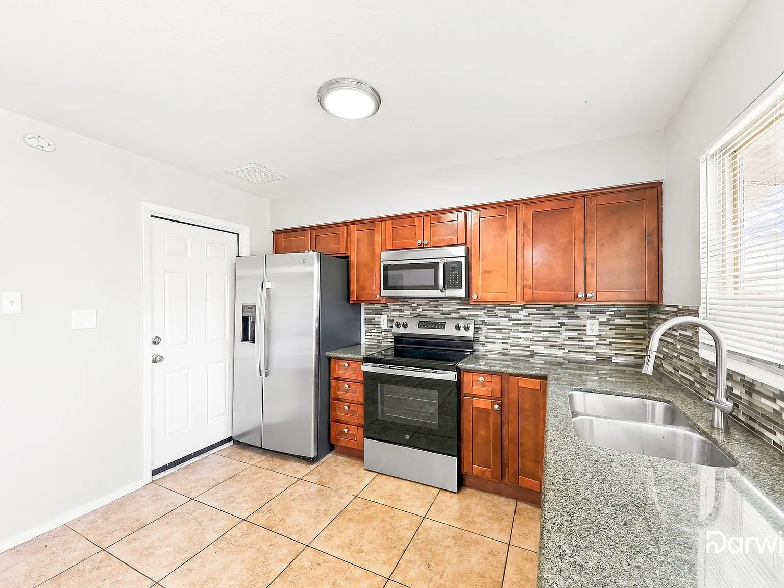4 bed, 2.0 bath, 1160 sqft, $2,120 — Photo 3