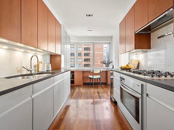 5th image of 300 E 55th St APT 17B
