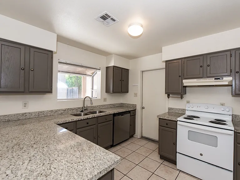 4598 W 18th Ln — Photo 2