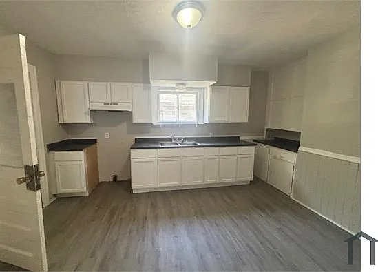 323 W 25th St — Photo 8