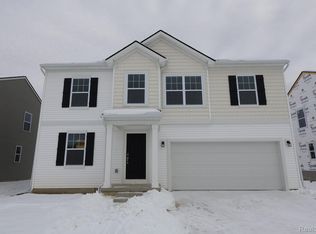 374 Edge Brook Dr, Holly, MI 48442