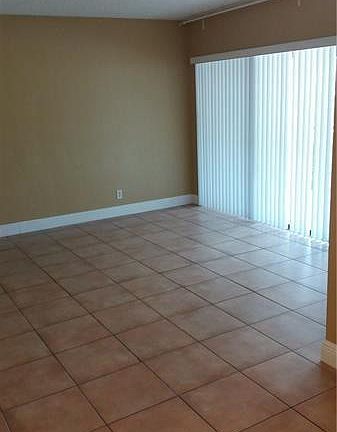 5th image of 2947 Riverside Dr APT 129