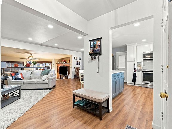 3rd image of 20927 Nunes Ave