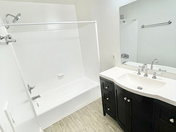 5th image of 1816 Pacific Ave #106