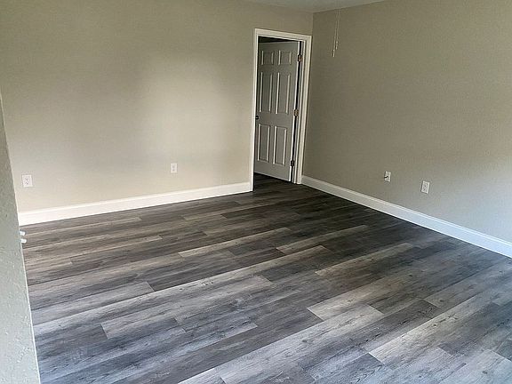 3rd image of 504 Pear St