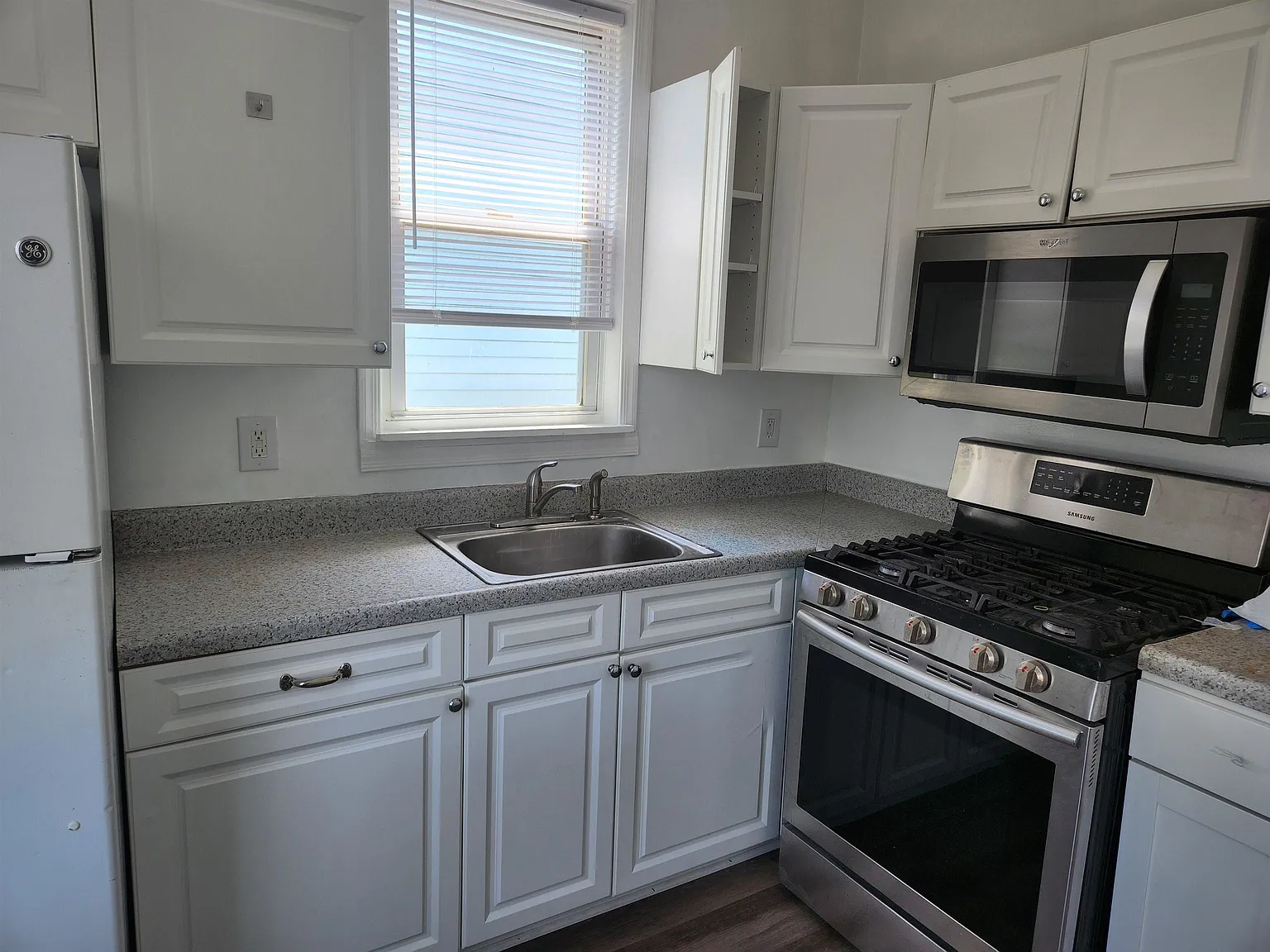 2 bed, 1.0 bath, 1000 sqft, $2,000 — Photo 1