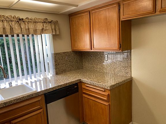 3rd image of 1157 W Whittlers Ln