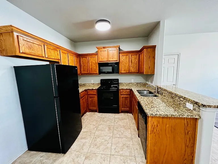 604 Rosemoor Ct — Photo 4