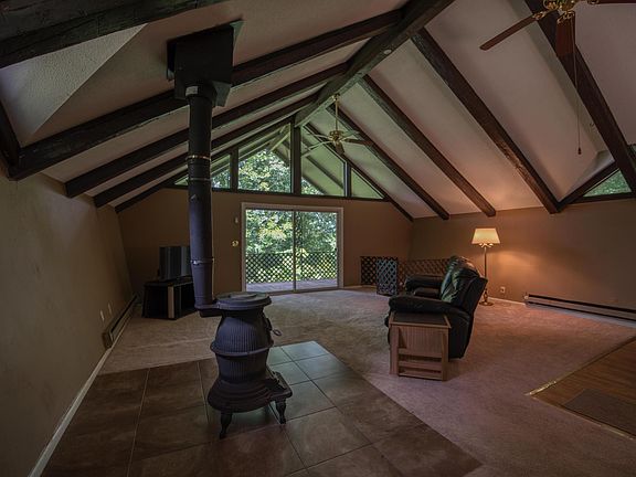 4th image of 457 Woodbine Ln