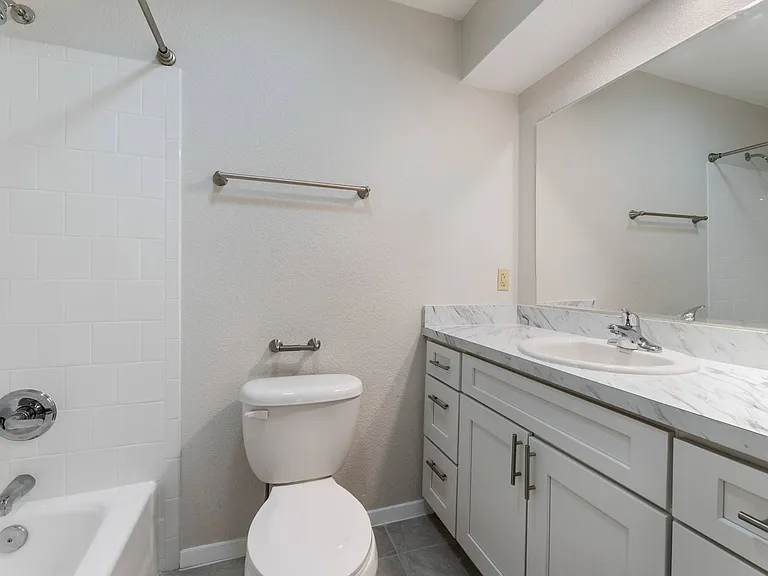 210 W Lake Dr — Photo 8