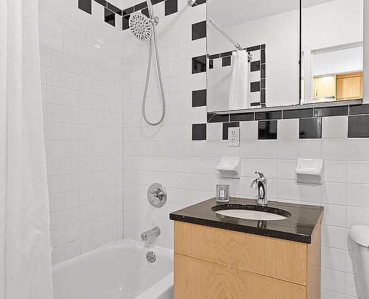 4th image of 712 Sackett St APT 1F