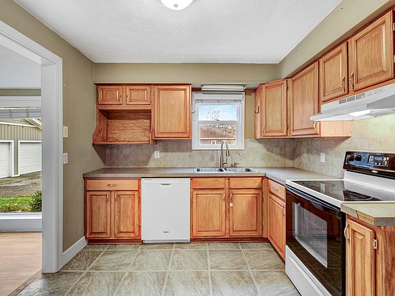 4th image of 1562 Jerome St