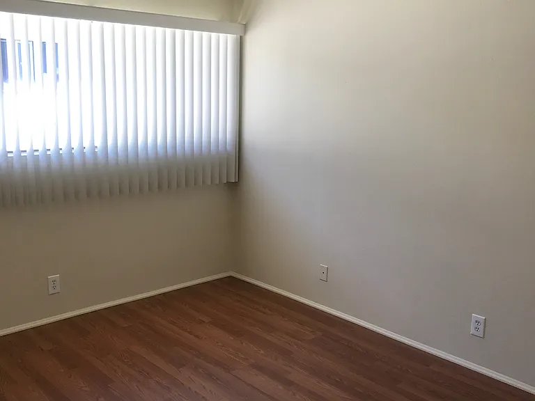 10334 Paramount Blvd — Photo 14