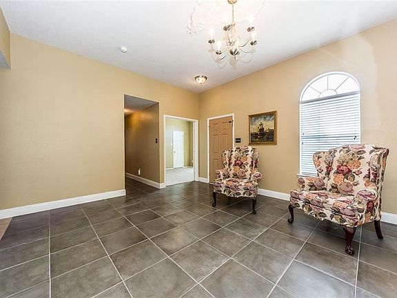 5th image of 400 Singleton Dr