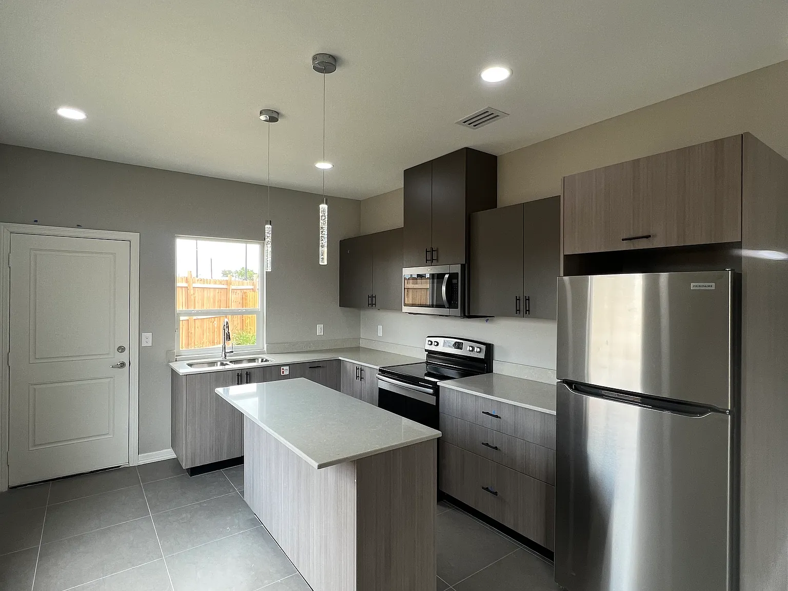 Modern Apartments In Gated Community.(Shary Rd & 4 Mile).+Large Backyard. — Photo 2