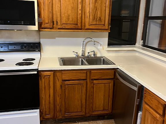 4th image of 711 E Timberview Ln
