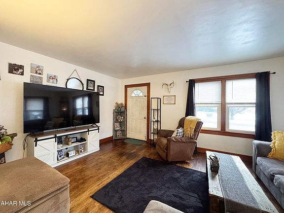 4th image of 734 W 3rd St