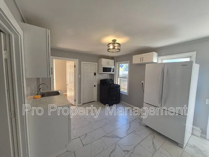 3 bed, 1.0 bath, $1,995 — Photo 3