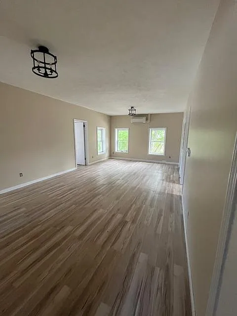 3 bed, 1000 sqft, $1,850 — Photo 2