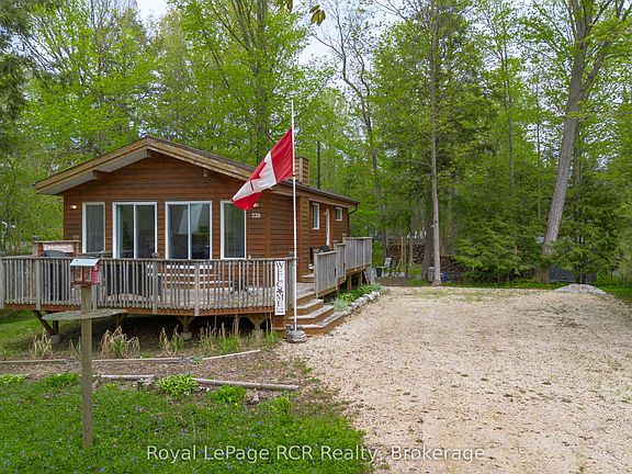 2nd image of 220 Shadywood Cres