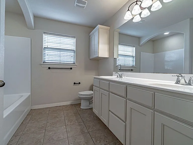 926 Kensington Dr — Photo 9