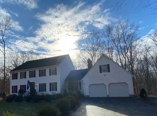 16 Hyde Park Dr, Gales Ferry, CT 06335