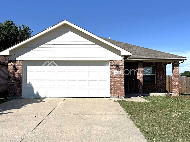 950 Heather St — Photo 1
