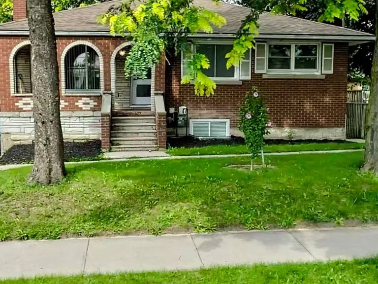 39 Silvercreek Pkwy N #MAIN LEVEL — Photo 1