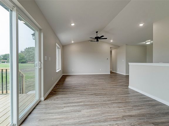 5th image of 921 S 12th Ave