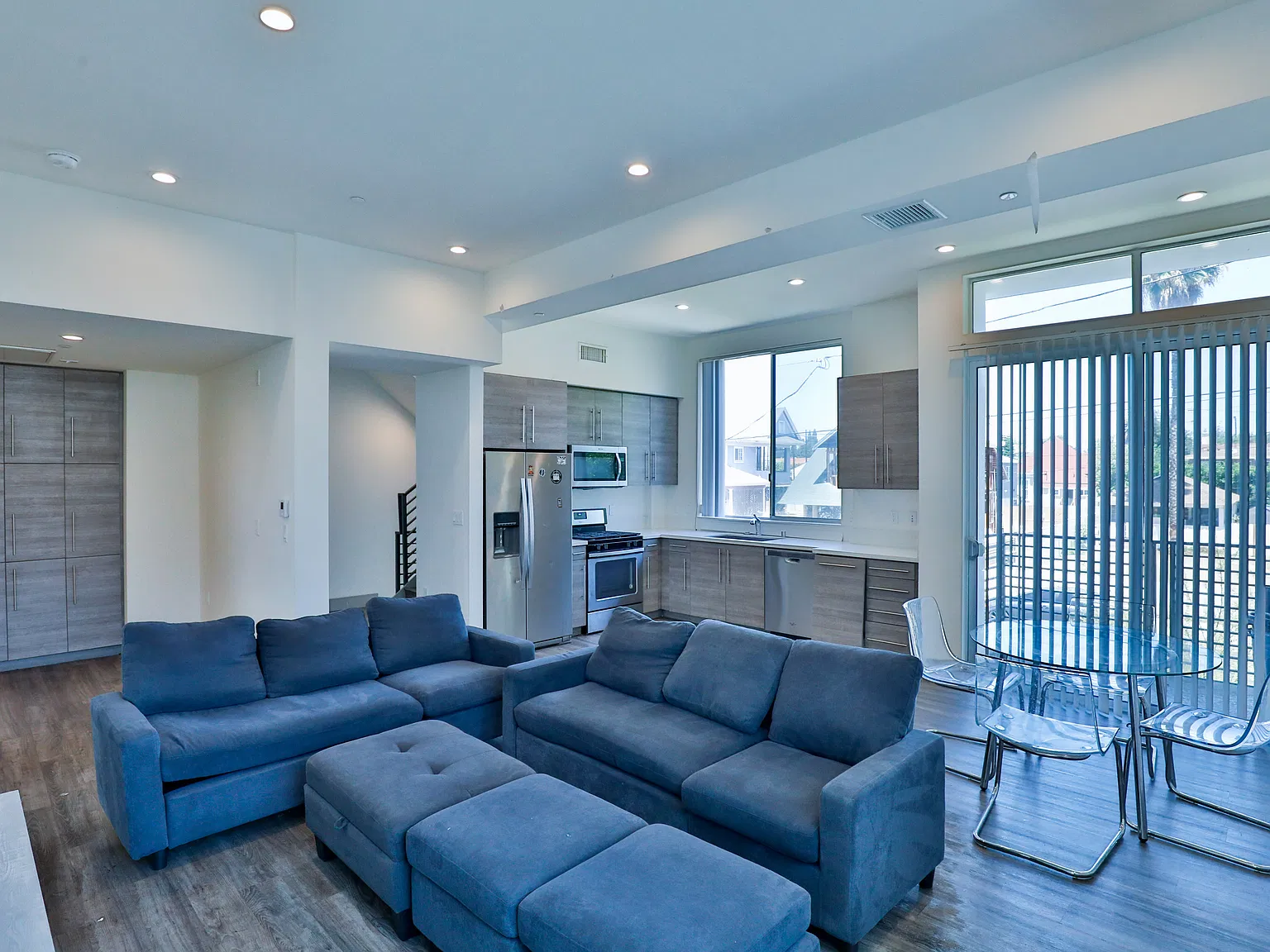 9 bed, 3130 sqft, $8,500 — Photo 2