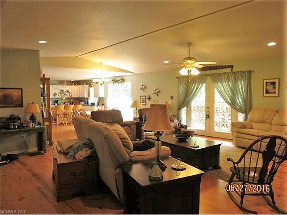 3rd image of 60 Acorn Ln