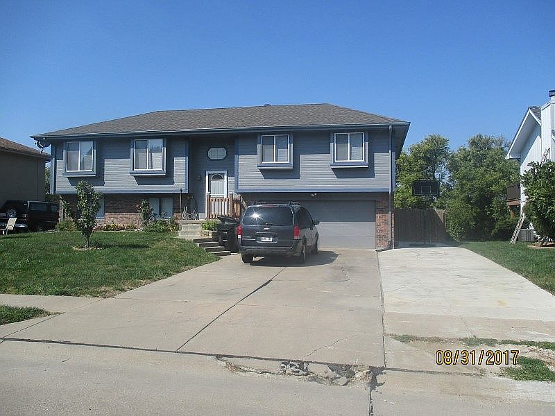 1st image of 806 Fort St