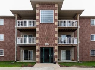 4140 100th St APT 1, Urbandale, IA 50322