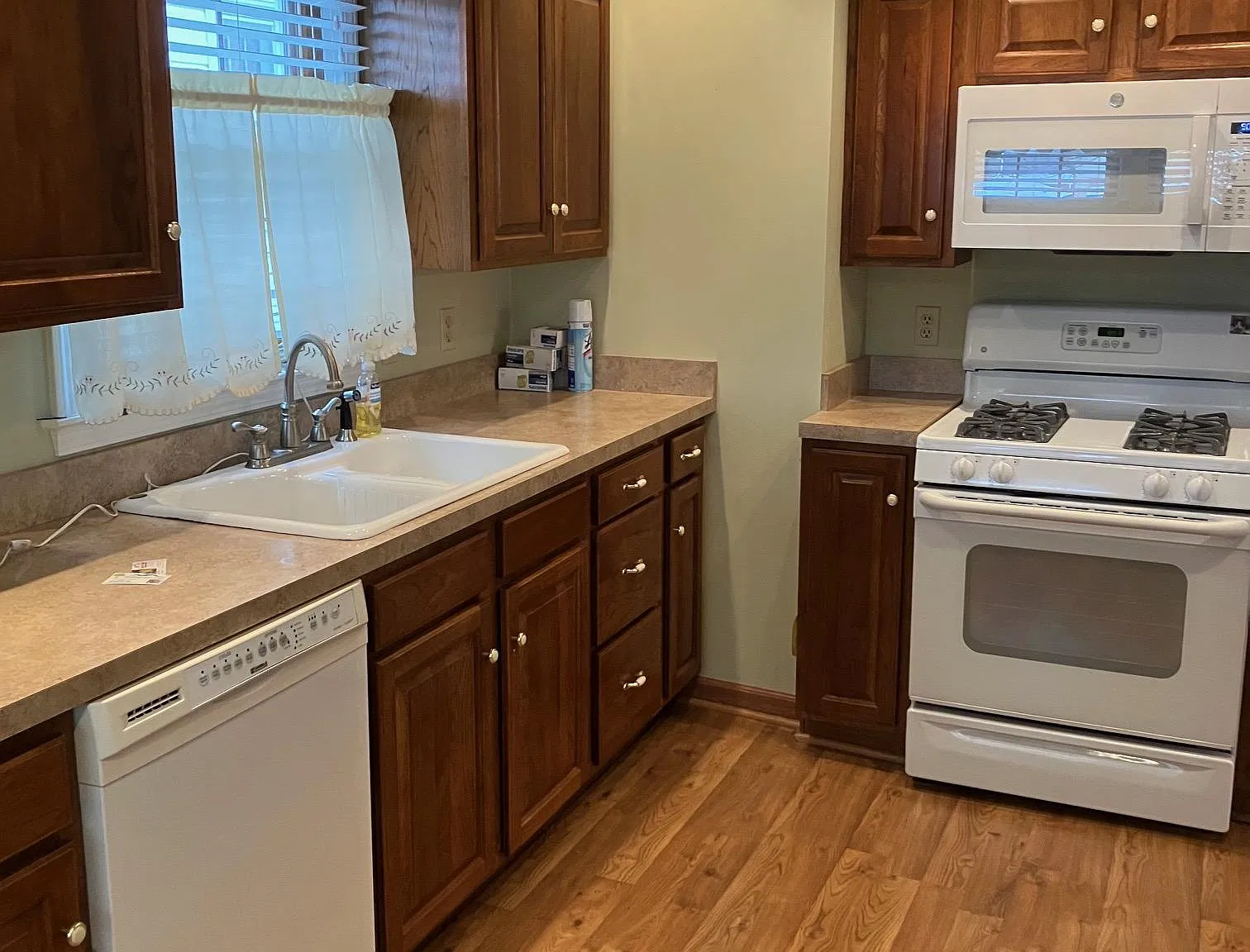 3 bed, 1.5 bath, 2373 sqft, $1,300 — Photo 3