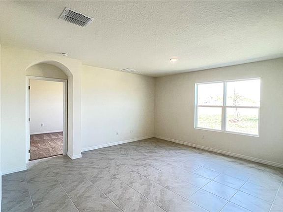 4th image of 503 Lily Ln