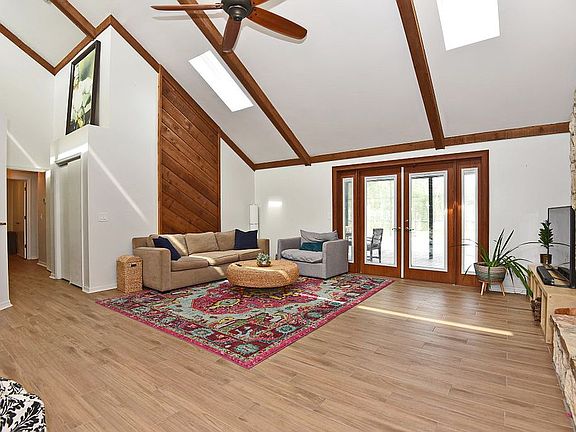4th image of 996 Stone Creek Ct