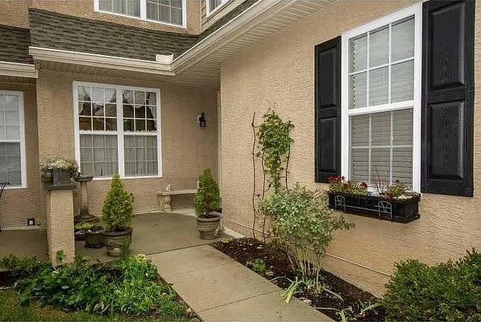 1204 Derry Ln — Photo 2