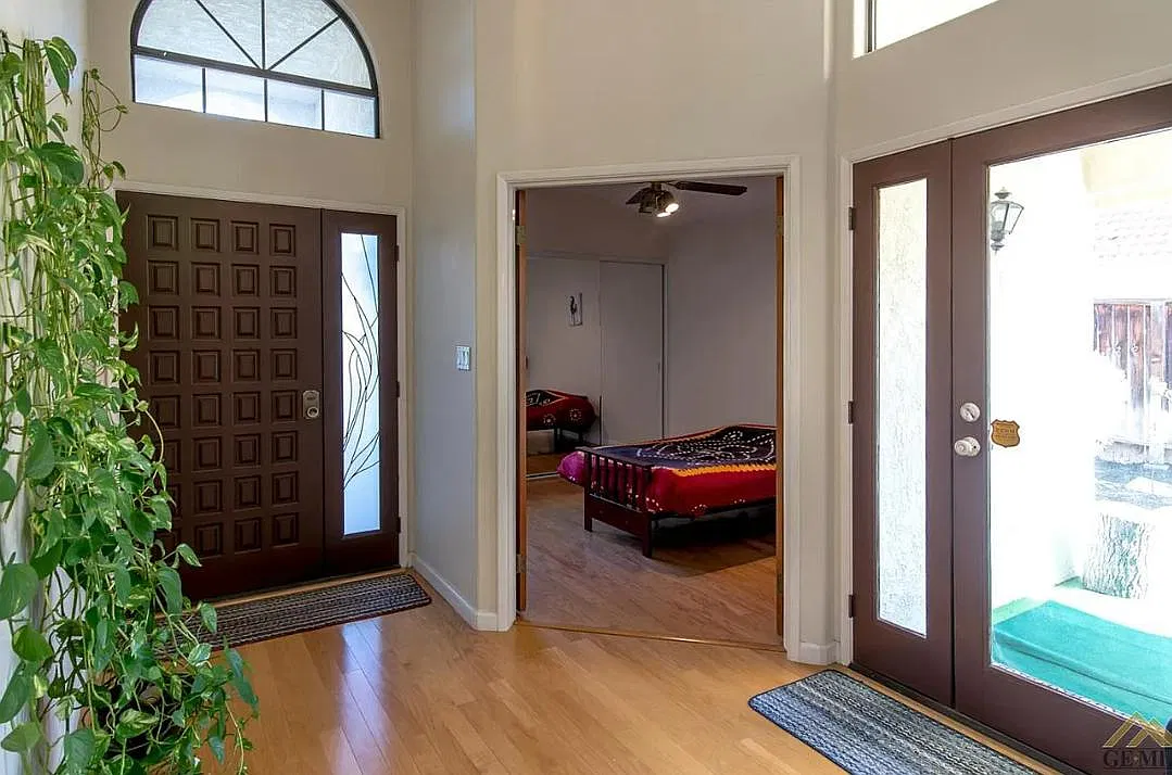 8205 Norfolk Ct — Photo 2