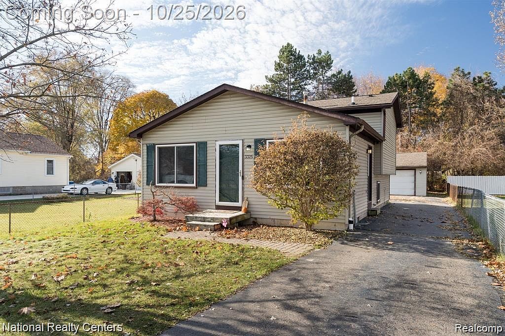 3325 Signet Dr, Waterford, MI 48329