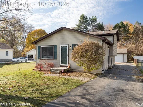 3325 Signet Dr, Waterford, MI 48329