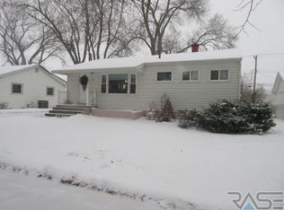 805 E Pam Rd, Sioux Falls, SD 57105