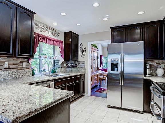 3rd image of 568 Crownpointe Cir