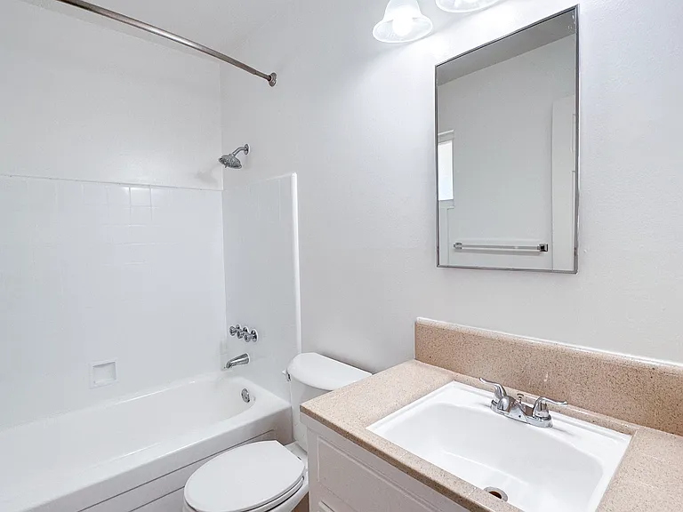 655 Mariposa Ave — Photo 20