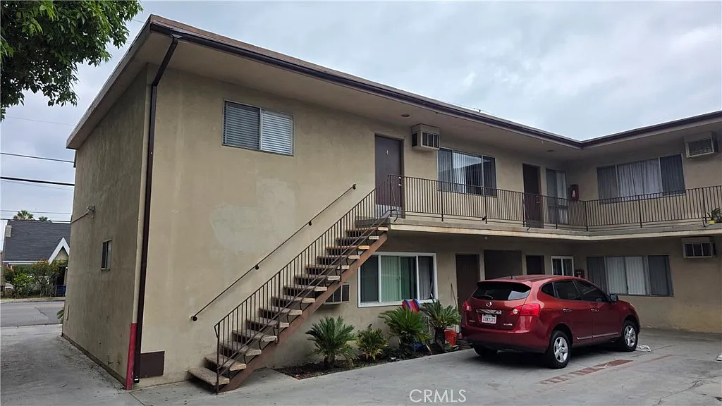 2 bed, 800 sqft, $2,100 — Photo 1