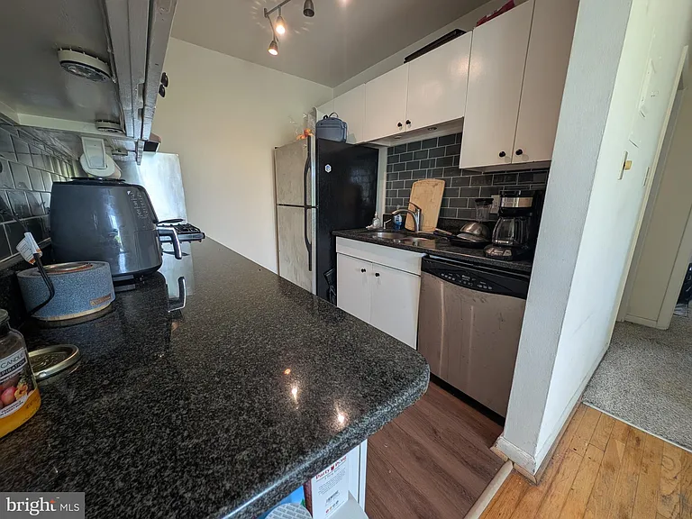2059 N Woodstock St #306 — Photo 5